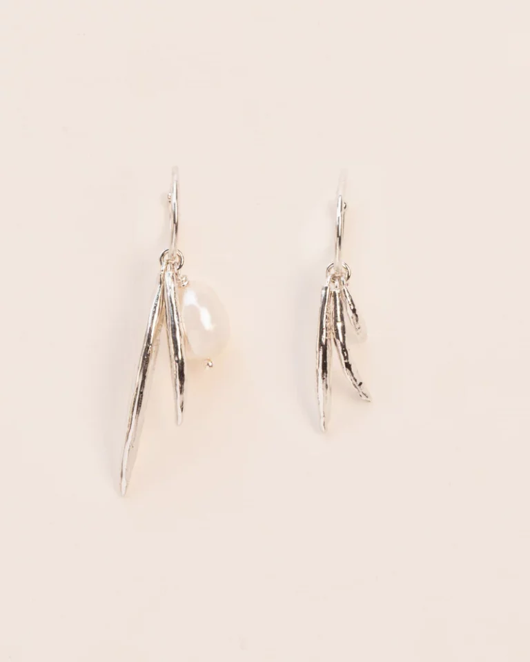 Wouters & Hendrix Asymmetric hoops with leaf and pearl in silver ESC009SS — Juweliers Paul