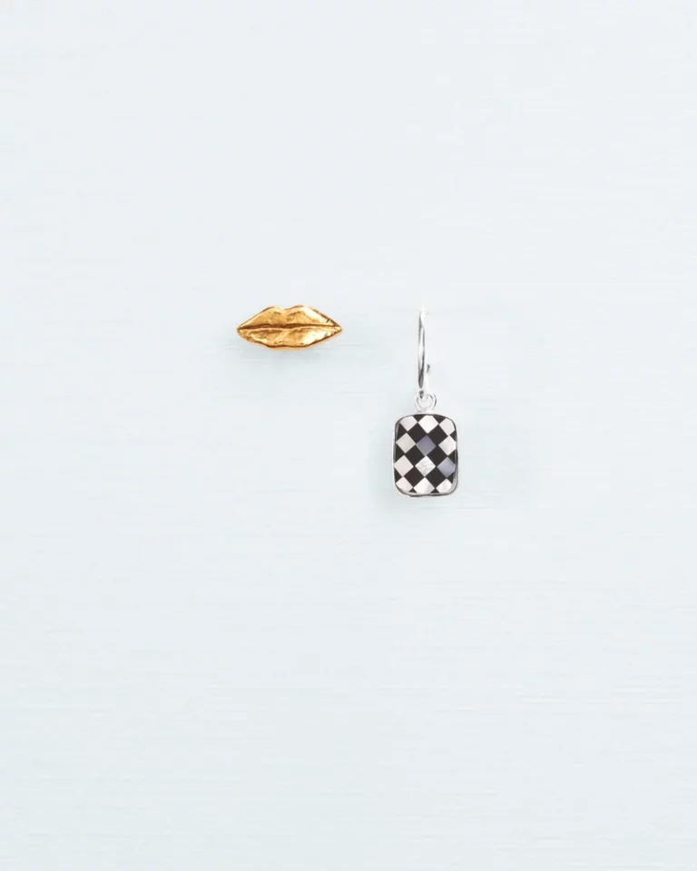 Wouters & Hendrix Asymmetric earrings with lip and mosaic in silver ESC146SG — Juweliers Paul