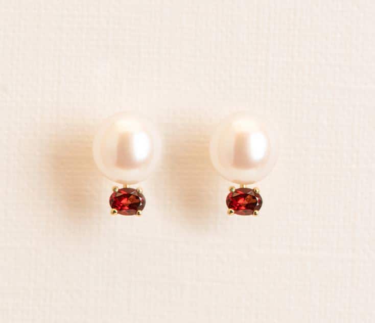 Wouters & Hendrix 18kt Gold Stud Earrings with Freshwater Pearl and Garnet RGC016