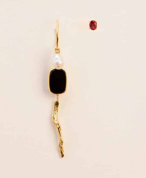 Wouters & Hendrix 18kt Asymmetric earrings with branch pendant, blue tiger eye, pearl and garnet EGC075