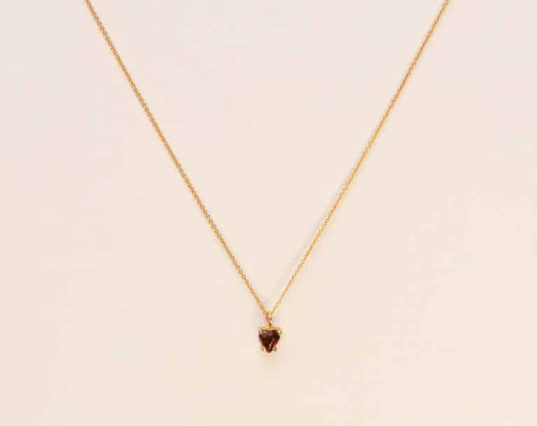 Wouters & Hendrix 18kt Gold Necklace with heart cut Garnet NGC023