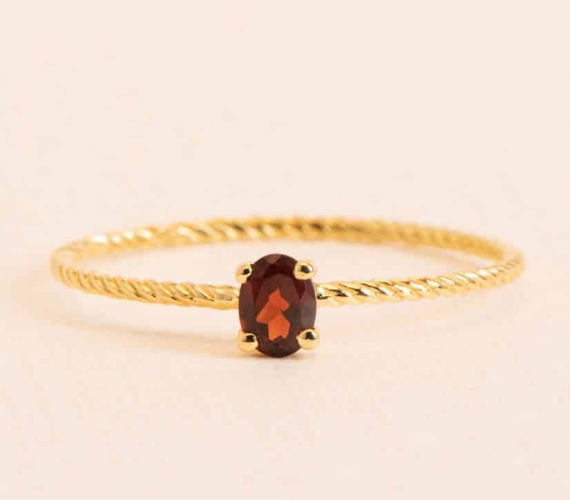 Wouters & Hendrix 18kt Gold fine Ring with Garnet RGC012